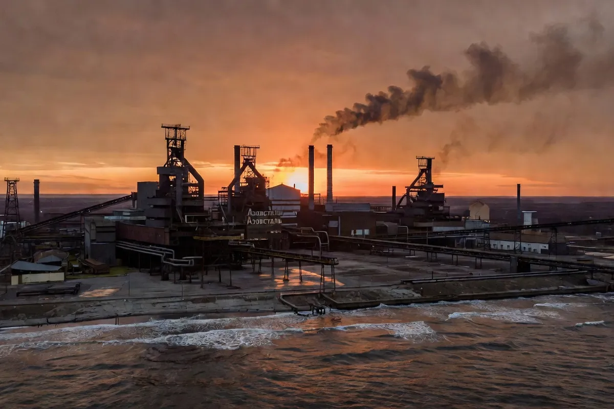 Les aciéries Azovstal vues de loin, symbole industriel de Marioupol avant 2022