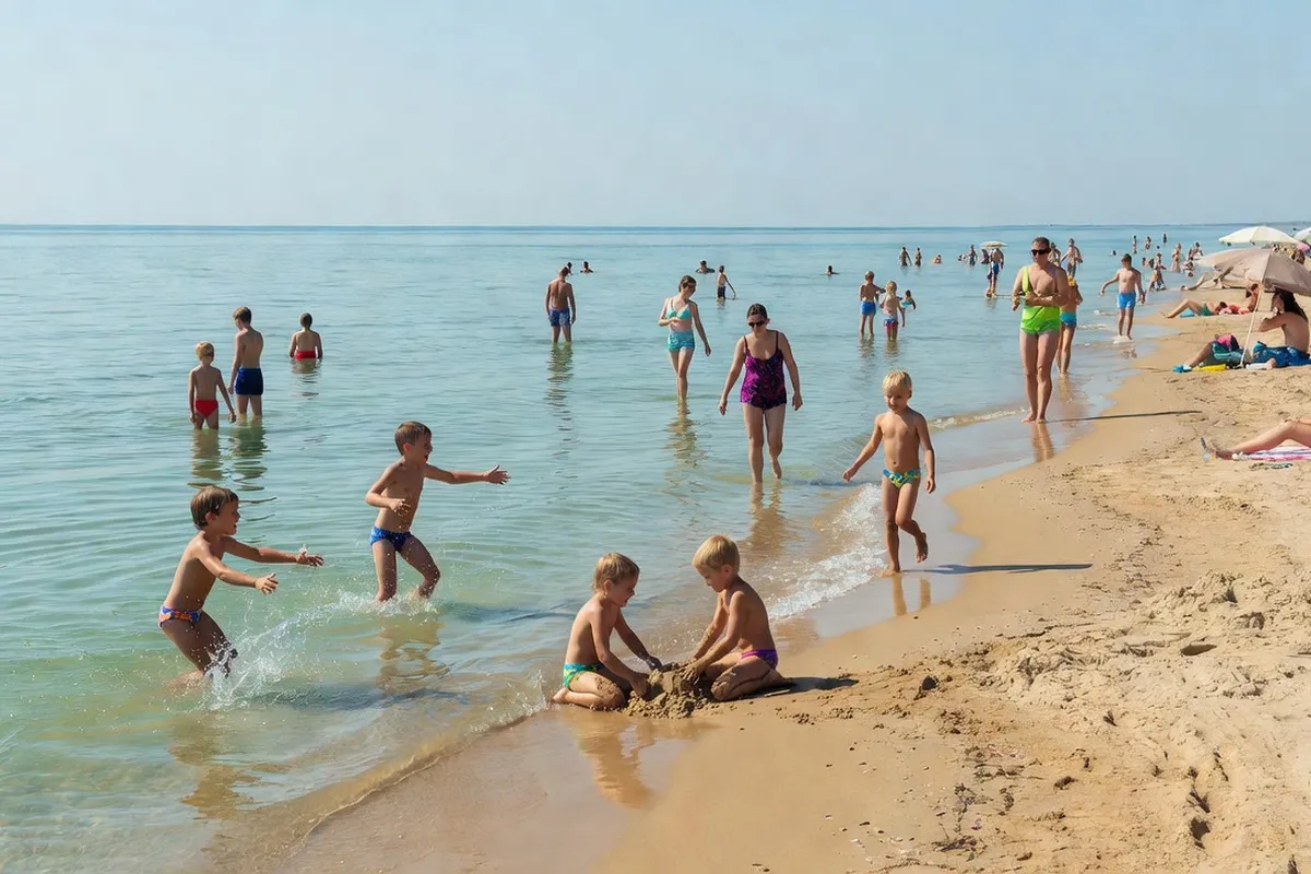 Plage de la mer d'Azov à Marioupol, familles ukrainiennes en été avant 2022