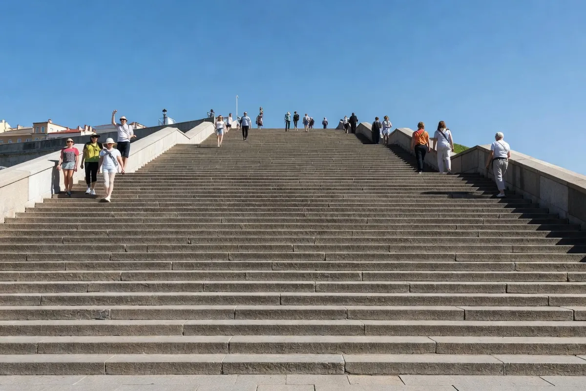 L'escalier Potemkine d'Odessa, 142 marches monumentales vues du bas avec touristes