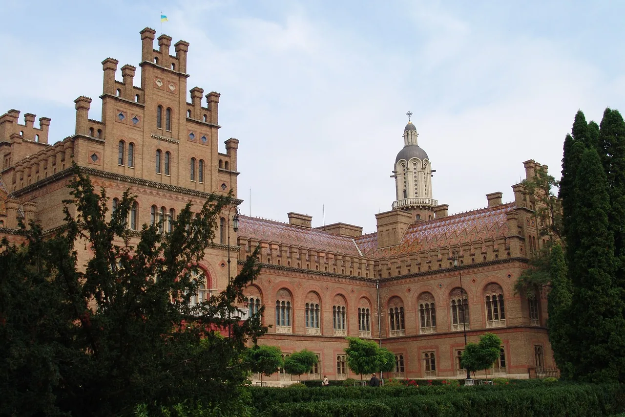 Universit&eacute; de Tchernivtsi avec ses toits en tuiles color&eacute;es et son architecture austro-hongroise