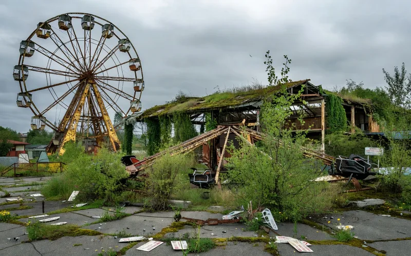 Grande roue abandonn&eacute;e de Pripyat avec la v&eacute;g&eacute;tation qui reprend ses droits