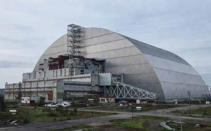 B&acirc;timents abandonn&eacute;s de Pripyat envahis par la v&eacute;g&eacute;tation