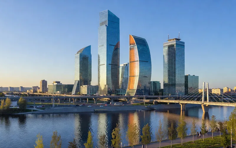 Champs de bl&eacute; ukrainiens s'&eacute;tendant &agrave; perte de vue sous un ciel bleu