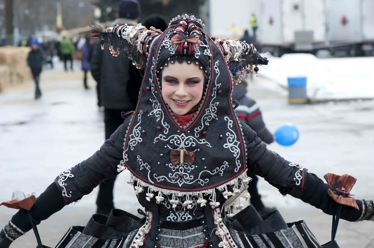 Jeune femme dans un paysage fleuri de l'ouest ukrainien, typique de la r&eacute;gion de Ternopil