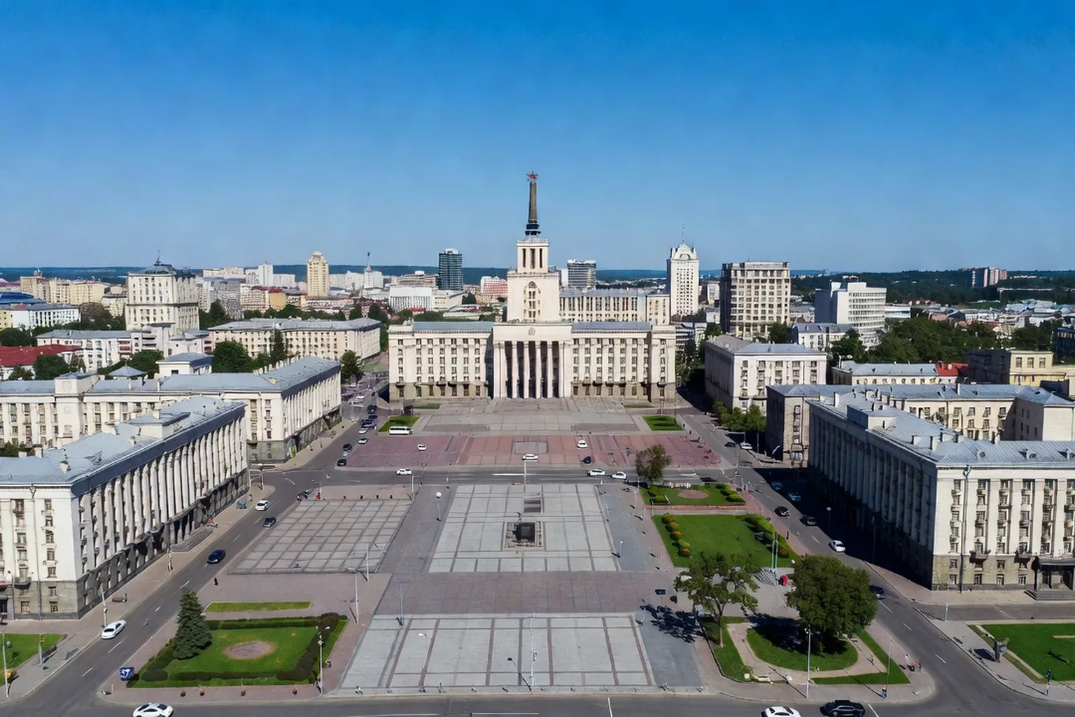Place de la Liberté à Kharkiv avec le bâtiment Derzhprom et l'Université Karazin