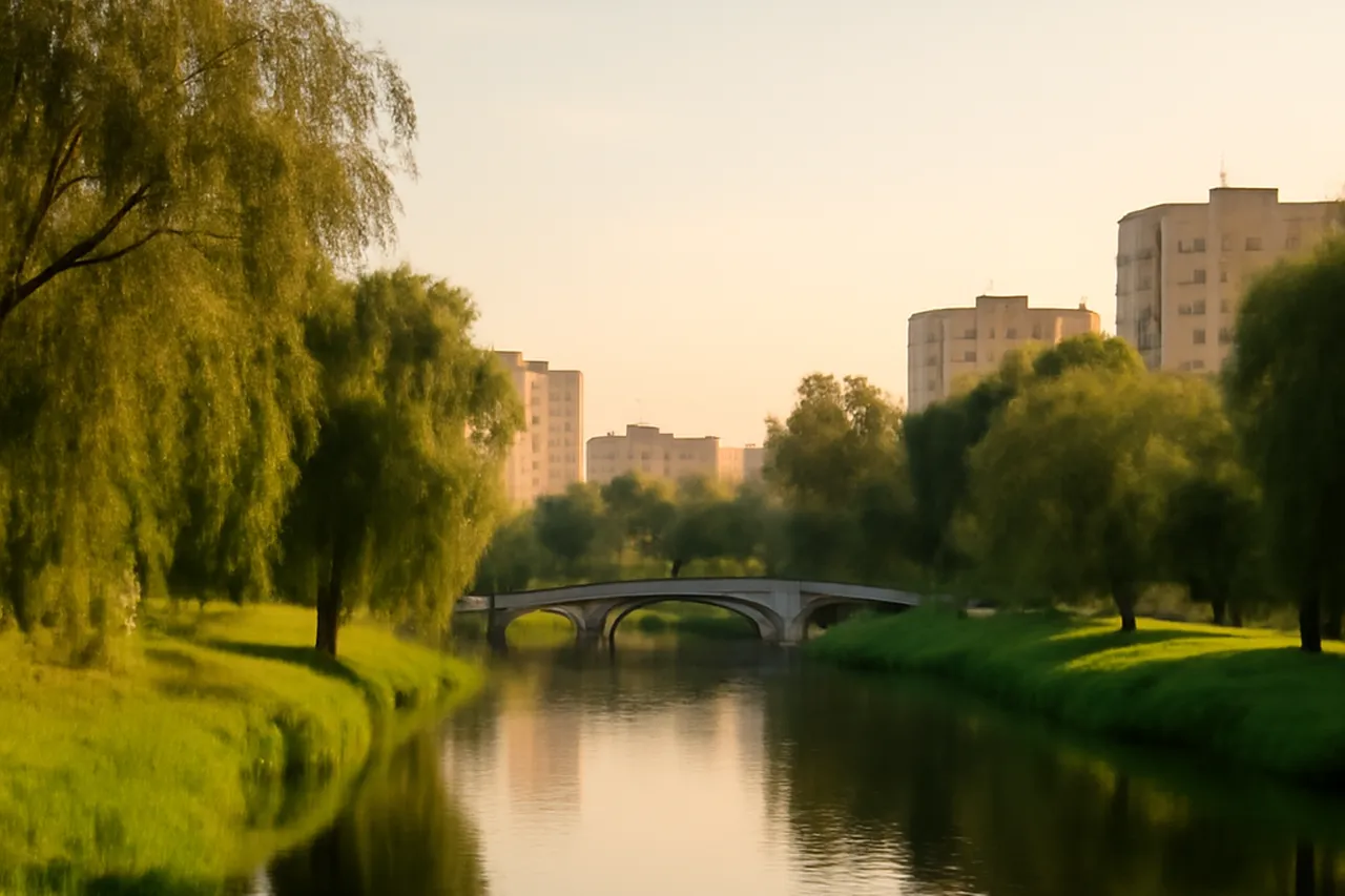 Rivière bordée de saules traversant une ville ukrainienne au coucher du soleil