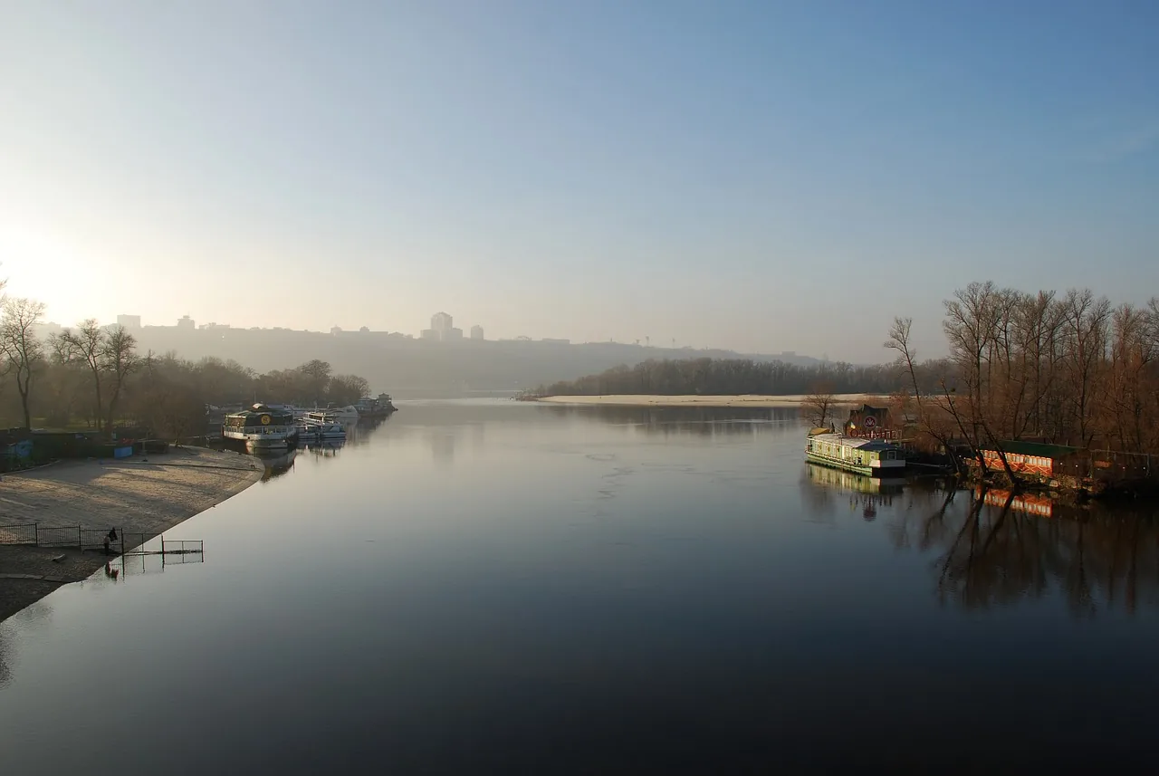 Le fleuve Dniepr traversant la ville de Dnipro, avec ses larges rives et ses ponts