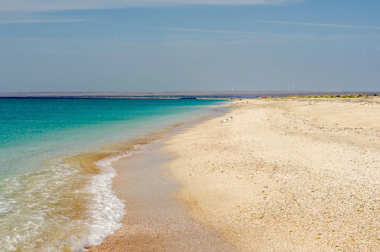 Plage de sable sur le littoral de la mer d'Azov, vagues calmes et ciel d'&eacute;t&eacute;